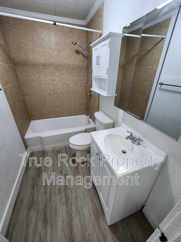 Building Photo - 631 N Hickory Ave