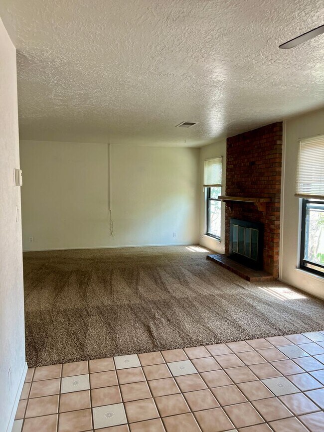 Building Photo - Ready For Immediate Move IN !!