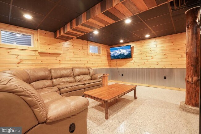 Building Photo - 371 Green Tree Dr