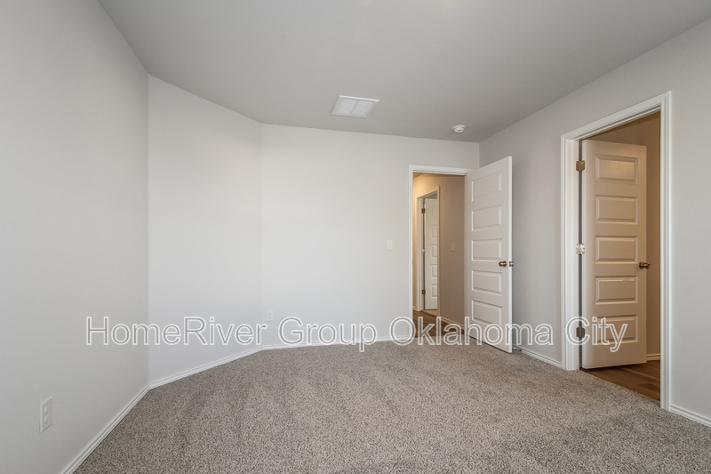 Building Photo - 3131 Valley Dr