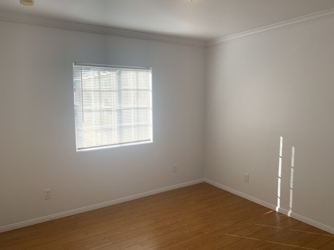 Building Photo - 1754 N Alexandria Ave