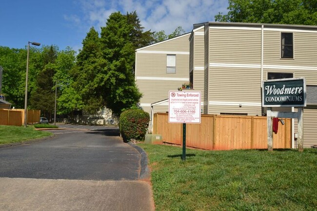 Building Photo - 1605 Merry Oaks Rd
