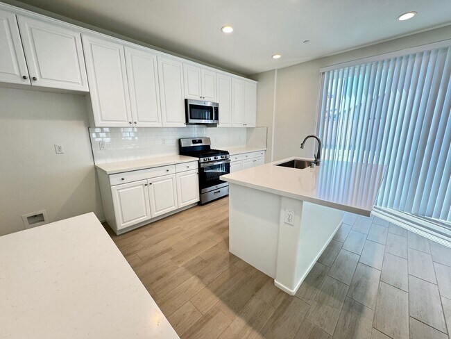 Building Photo - Beautiful 5 + 3 With Solar! $4000/Month