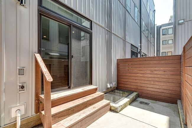 Building Photo - Northern Liberties Townhome with Parking