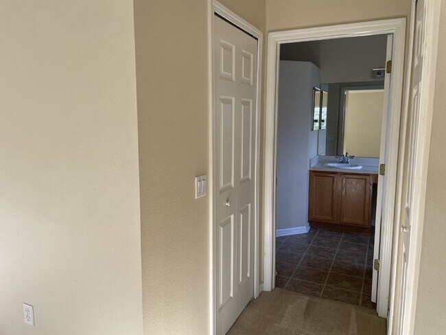 Building Photo - 3 Bedroom, 2 Bath Available Now in Beautif...