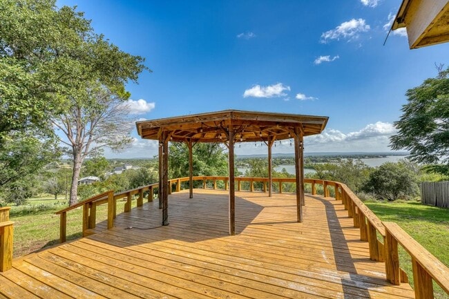 Building Photo - 207 Mountain Top