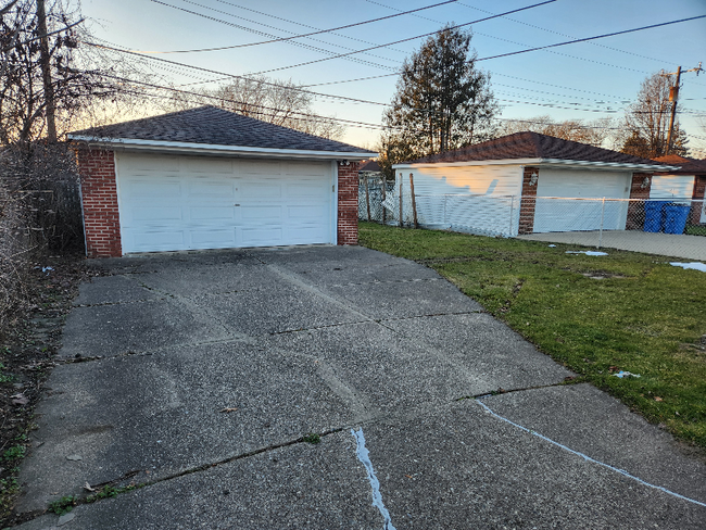 Building Photo - 6557 Colonial St