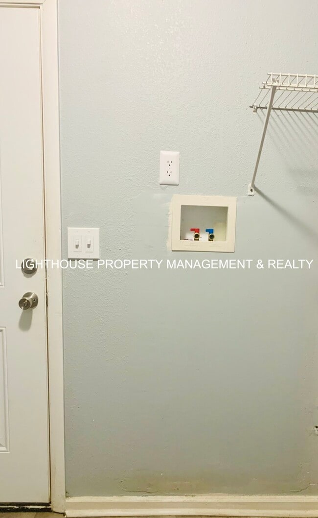 Building Photo - Cozy 2 Bed/1 Bath Home with Fenced Yard!