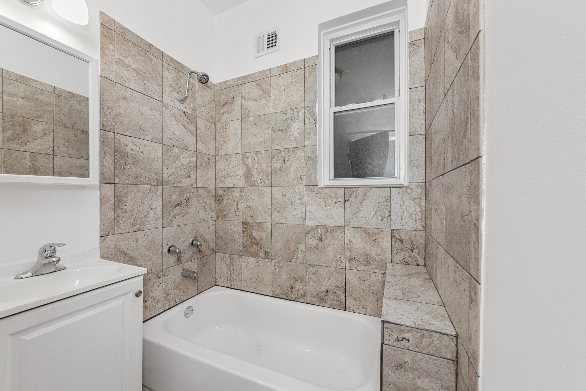 Building Photo - 1353 W Catalpa Ave