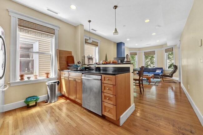 Building Photo - 283 Western Ave