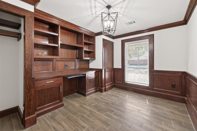 Building Photo - 10054 Cedardale Dr