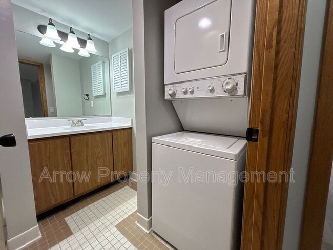 Building Photo - 208 E 5th St