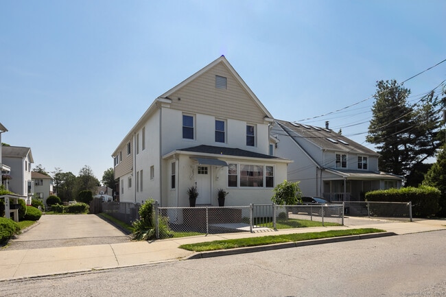 Building Photo - 252 Seaside Ave
