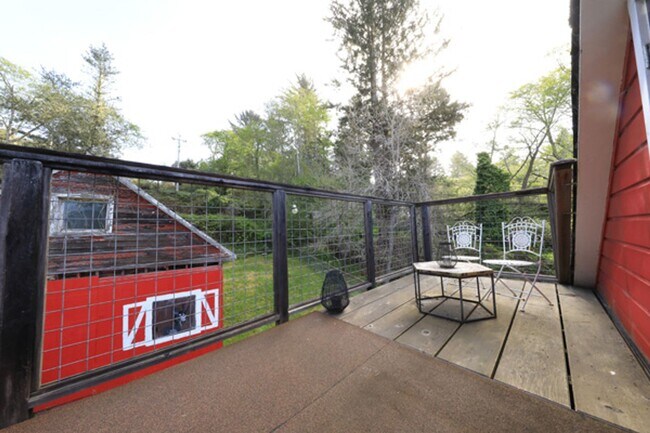 Building Photo - Artsy Studio in Westhaven with Attic Bedroom