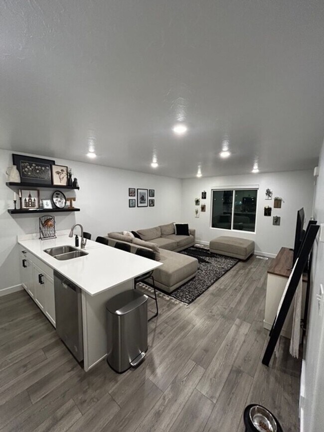 Building Photo - Gorgeous Townhome!!!