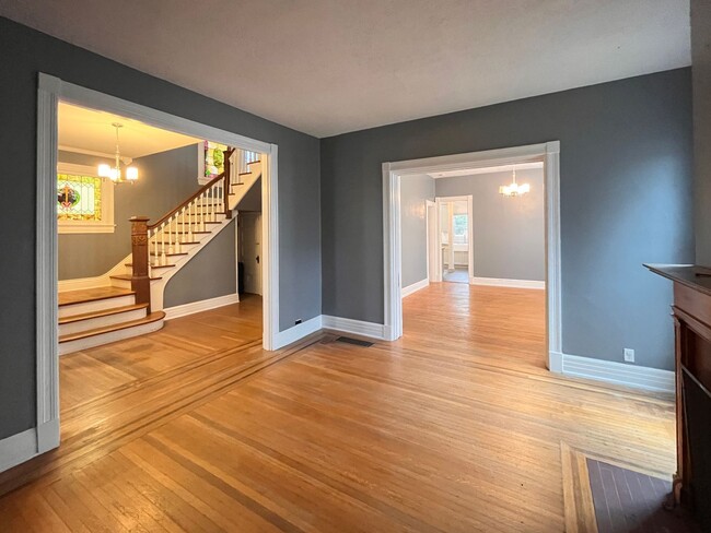 Building Photo - Four Bedroom Historic Clifton Gem!