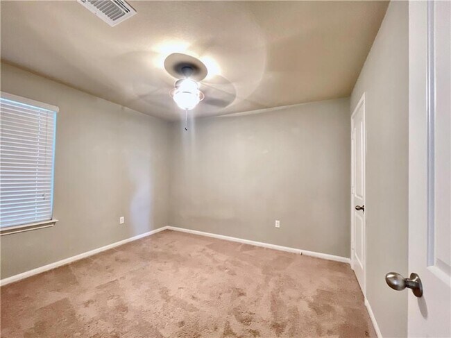 Building Photo - 115 Leona River Trl