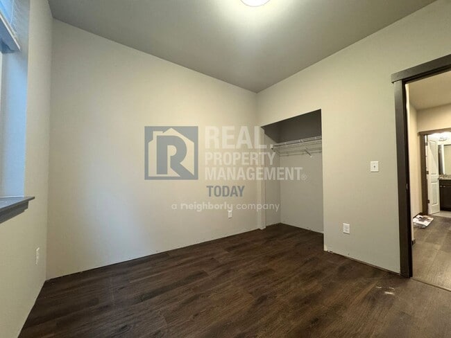 Building Photo - Stunning 5 Bedroom! Great Location!