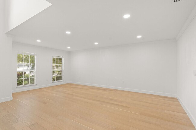 Building Photo - 5947 Ridge Lake Cir