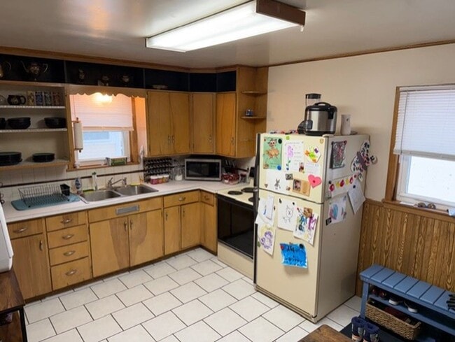 Building Photo - 4 Bedroom house