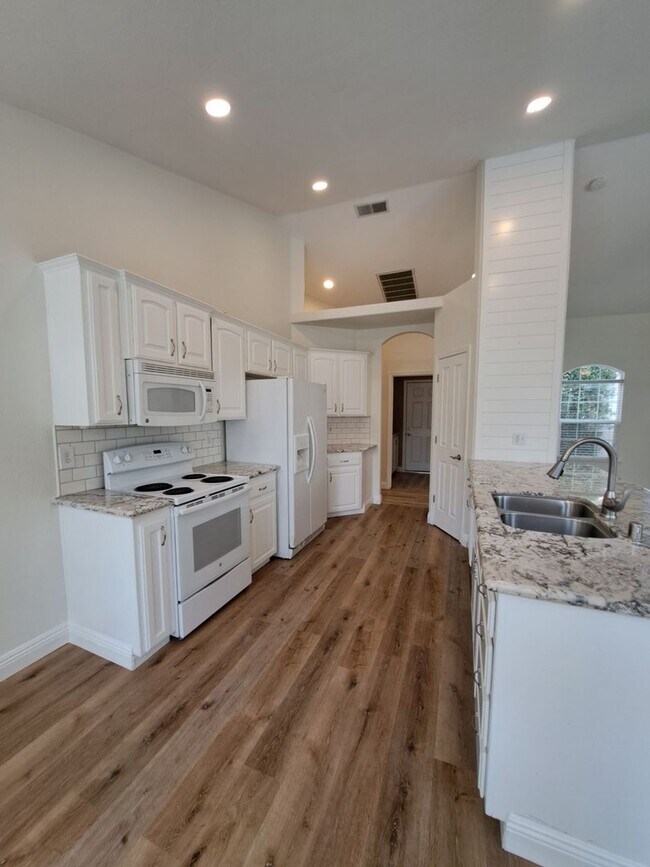 Building Photo - Gorgeous Fresno Residence with Premium Fin...