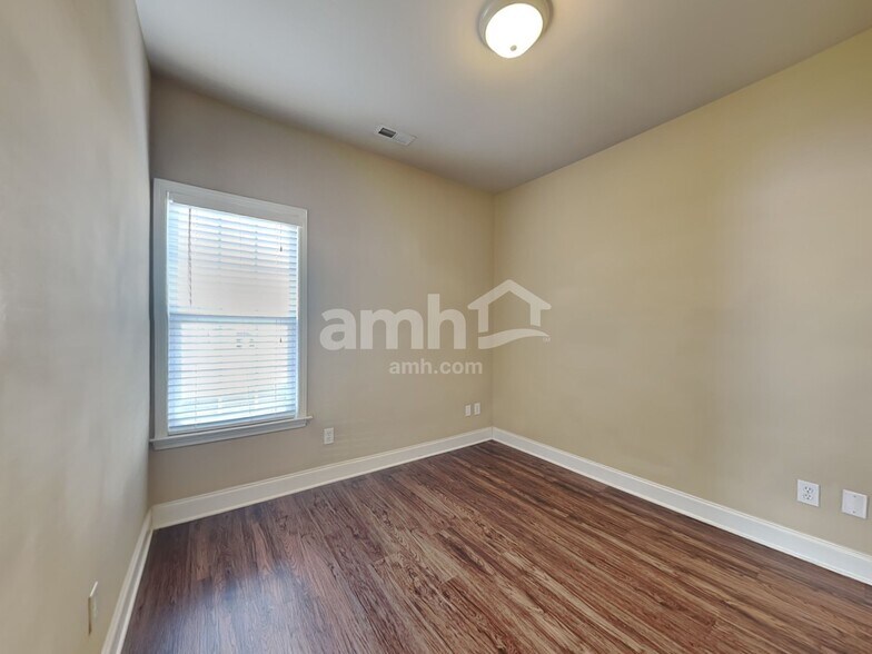 Building Photo - 220 Ash Dr