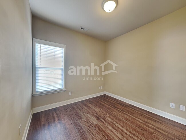 Building Photo - 220 Ash Dr