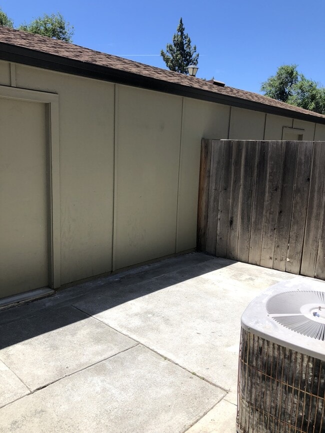 Building Photo - Updated 4 bedroom, 1 1/2 bathroom Townhome...