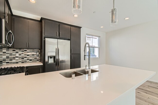 Building Photo - Stylish Three-Story Townhome with Private Courtyard & Pool Access