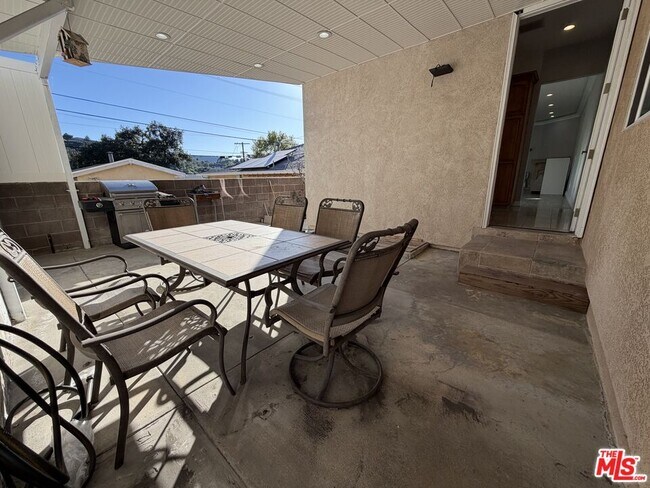 Building Photo - 10006 Samoa Ave