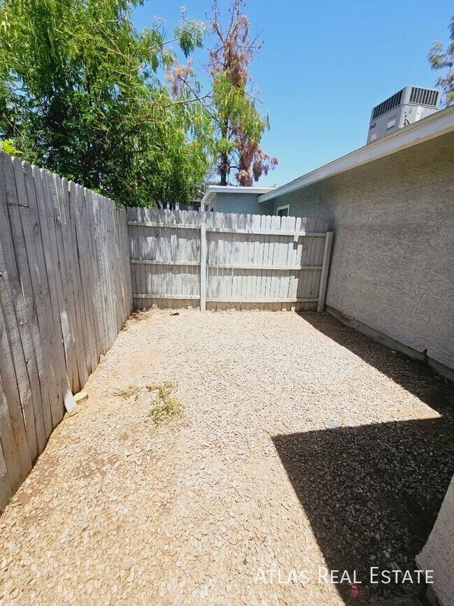Building Photo - 2826 E Capri Cir
