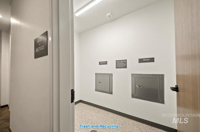 Building Photo - Stylish 1 Bed, 1 Bath Main-Level Condo in ...