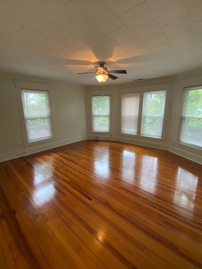 Building Photo - Adorable Upstairs Duplex / Central AC / W&D / Near Duke East
