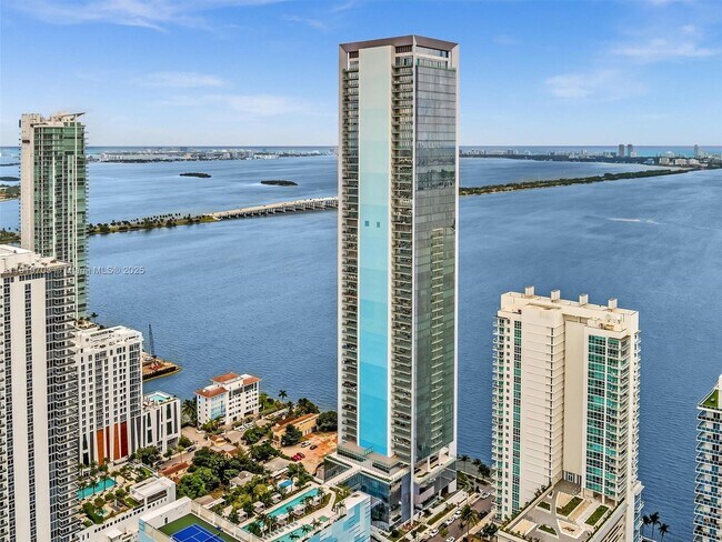 Building Photo - 700 NE 26th Terrace