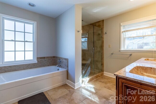 Building Photo - 6618 Castlegate Dr