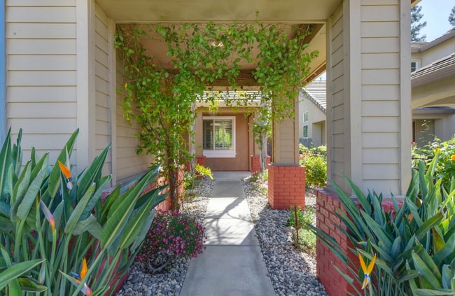 Building Photo - Breath-Taking 4/3. Backyard Oasis w/4 Car Garage!  Please read ad for viewings!
