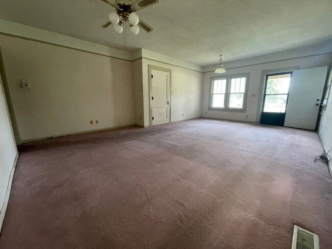 Building Photo - 1 Bedroom Duplex