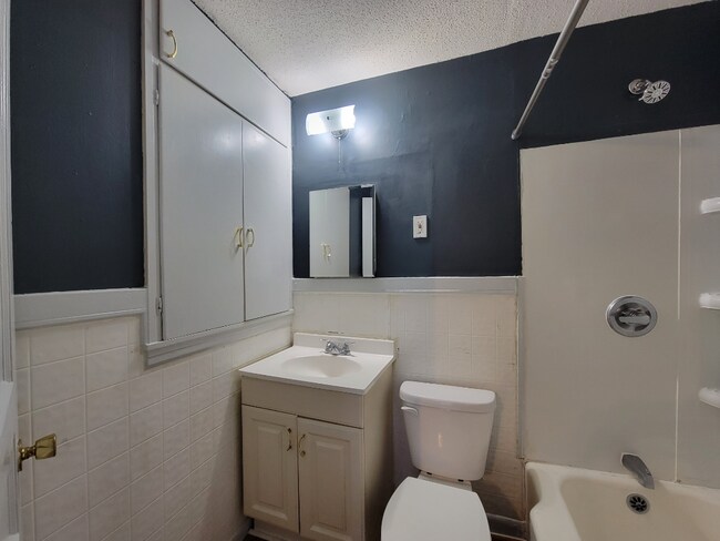 Building Photo - 1 bedroom, 1 Bathroom