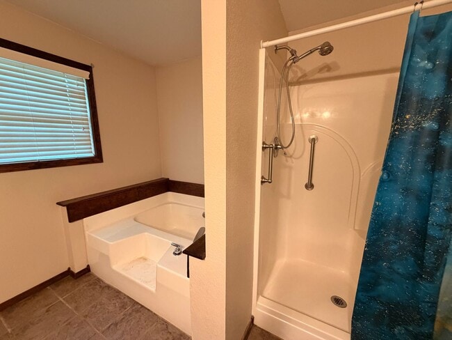 Building Photo - Discover this spacious 3-bedroom, 2-bathroom home in Russellville, AR.