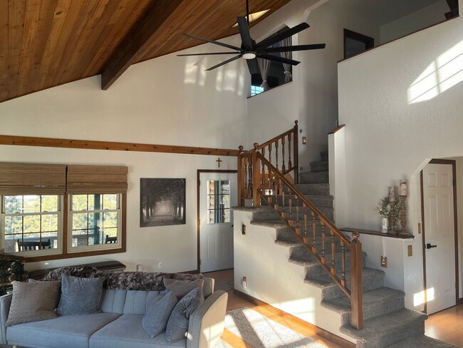 Building Photo - Charming Emerald Hills Home
