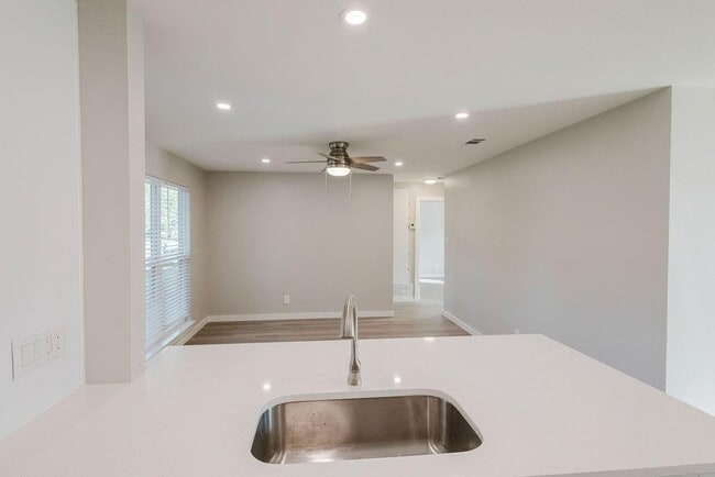 Building Photo - 501 Oakley Ct