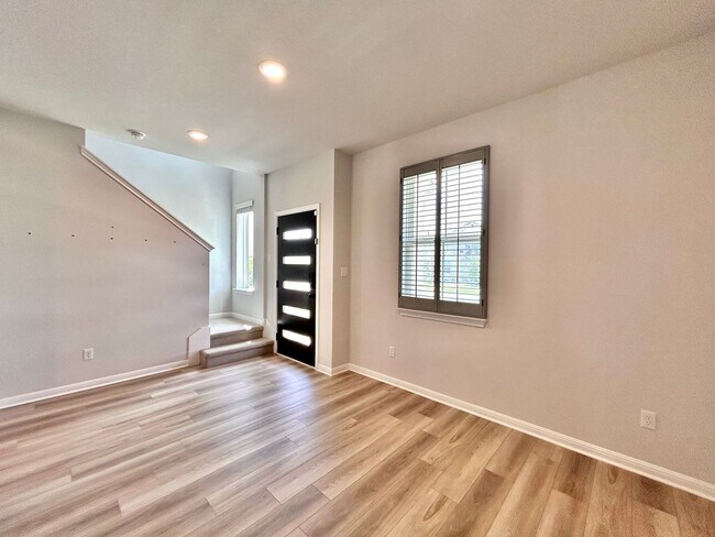 Building Photo - Spacious 3/BR 2.5/BA Home with Modern Fini...