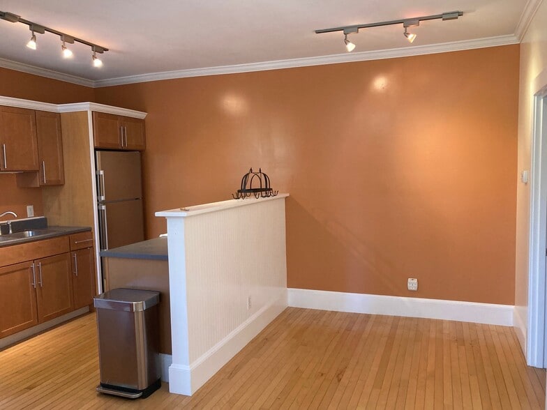 Building Photo - 325 Spring St