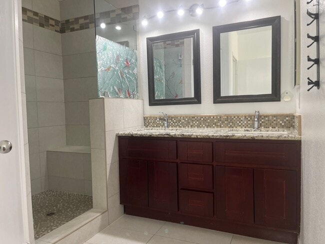 Building Photo - Beautifully Updated 3-Bedroom Townhome in ...