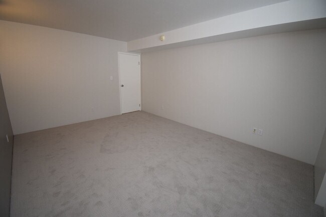 Building Photo - Spacious 1 bed 1 bath Condo on Foothill Dr!