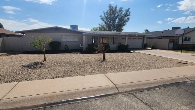 Building Photo - GORGEOUS 3Bed/2Bath Home w/Pool in NORTH G...