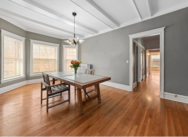 Building Photo - 1067 W Balmoral Ave