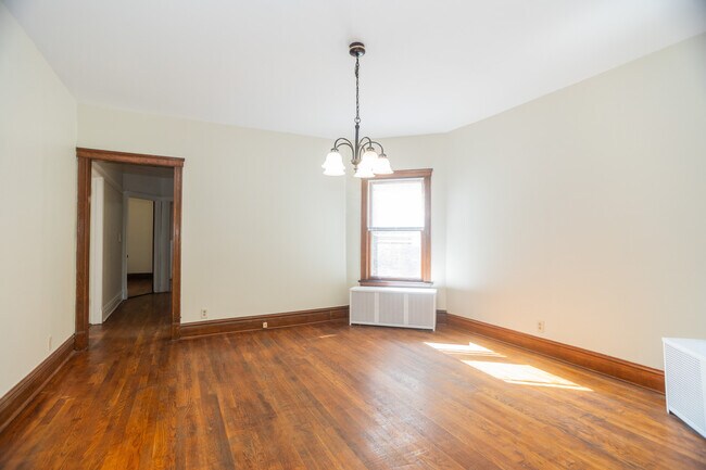 Building Photo - 1451 W Thome Ave