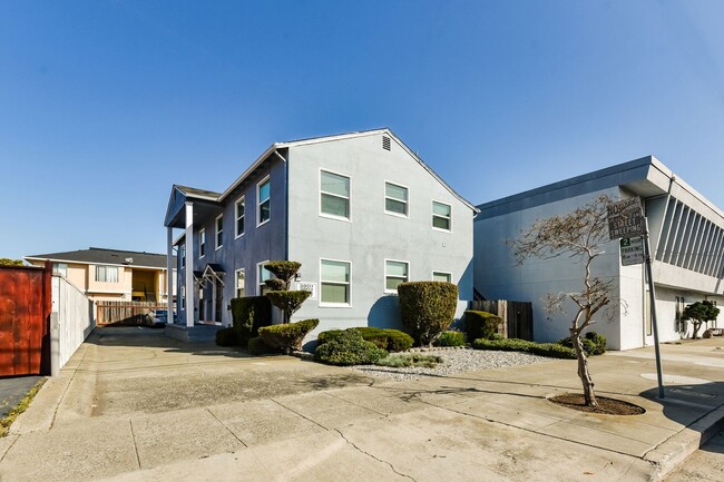 Building Photo - Sweet & Charming 2 Bedroom Richmond Apartment