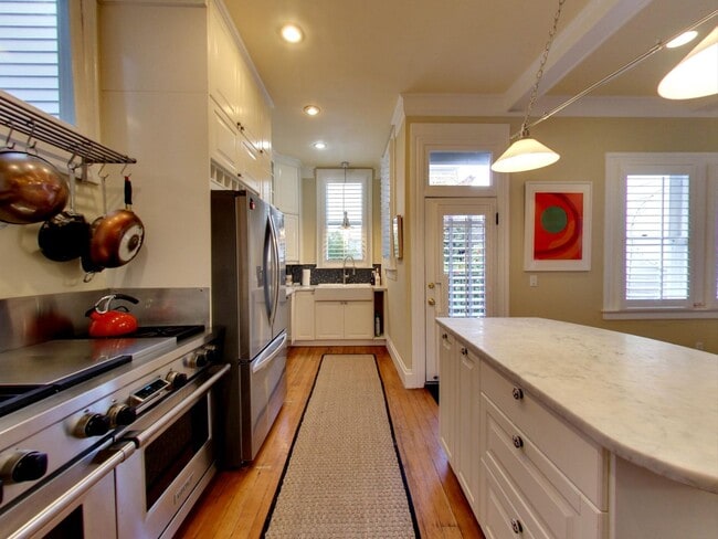 Building Photo - Luxury 5 Bed, 3.5 Bath Home in the Mission! Check out Virtual Tour!